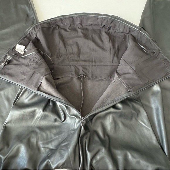 NWT BANANA REBUPLIC Vegan Leather wide leg Jumpsuit Size 4 Black strapless - Picture 9 of 16